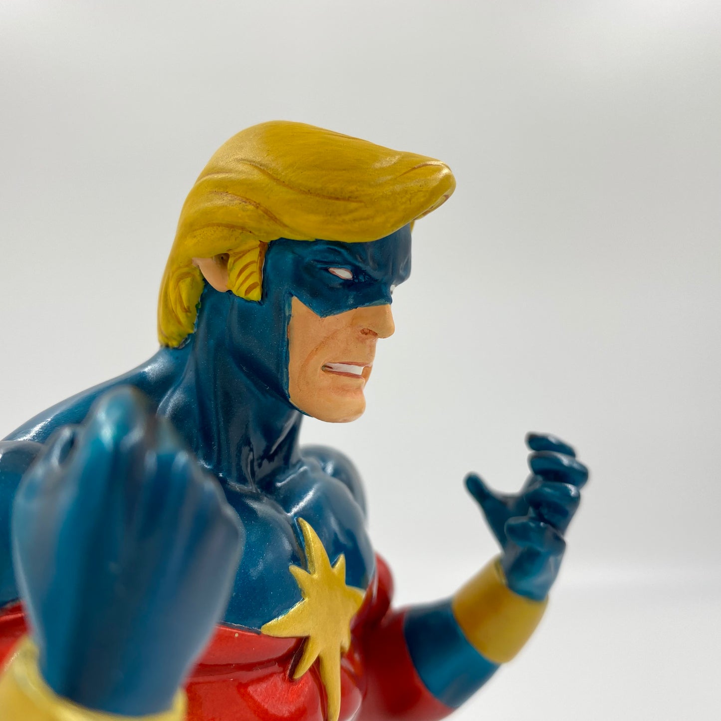 Captain Marvel "Seventies Version" Marvel mini-bust (2002) Bowen Designs