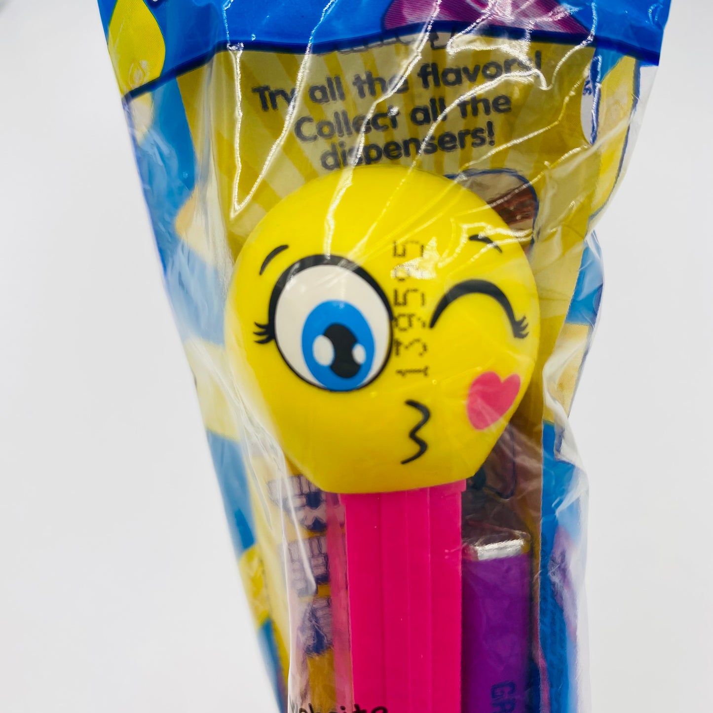 PEZemojis Kissing PEZ dispenser (2015) bagged 7.5 Hungary