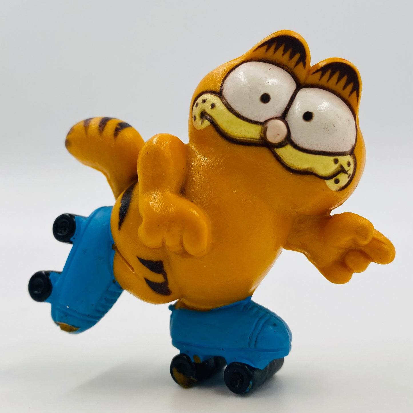 Garfield (blue roller skates) loose 2.25” PVC figurine (1980’s) Dakin