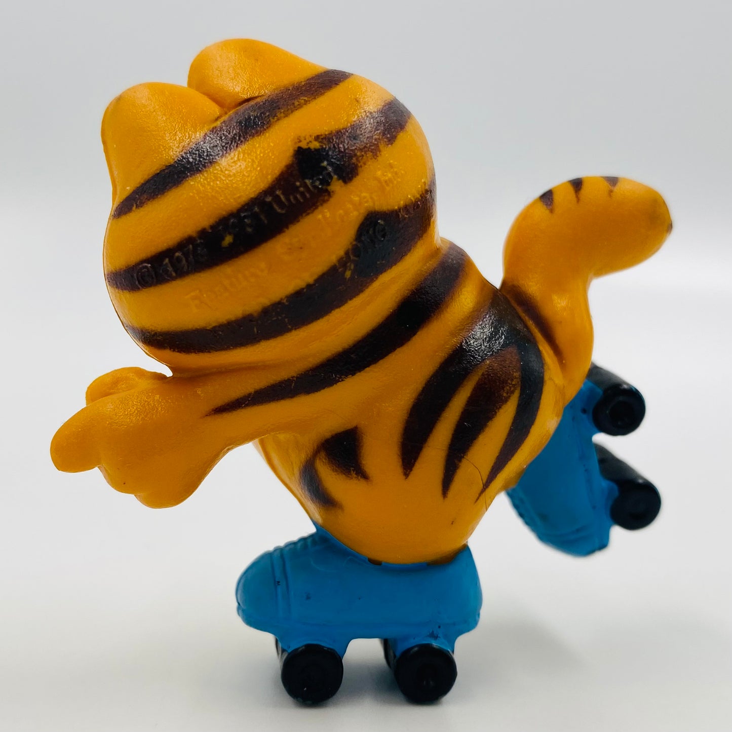Garfield (blue roller skates) loose 2.25” PVC figurine (1980’s) Dakin