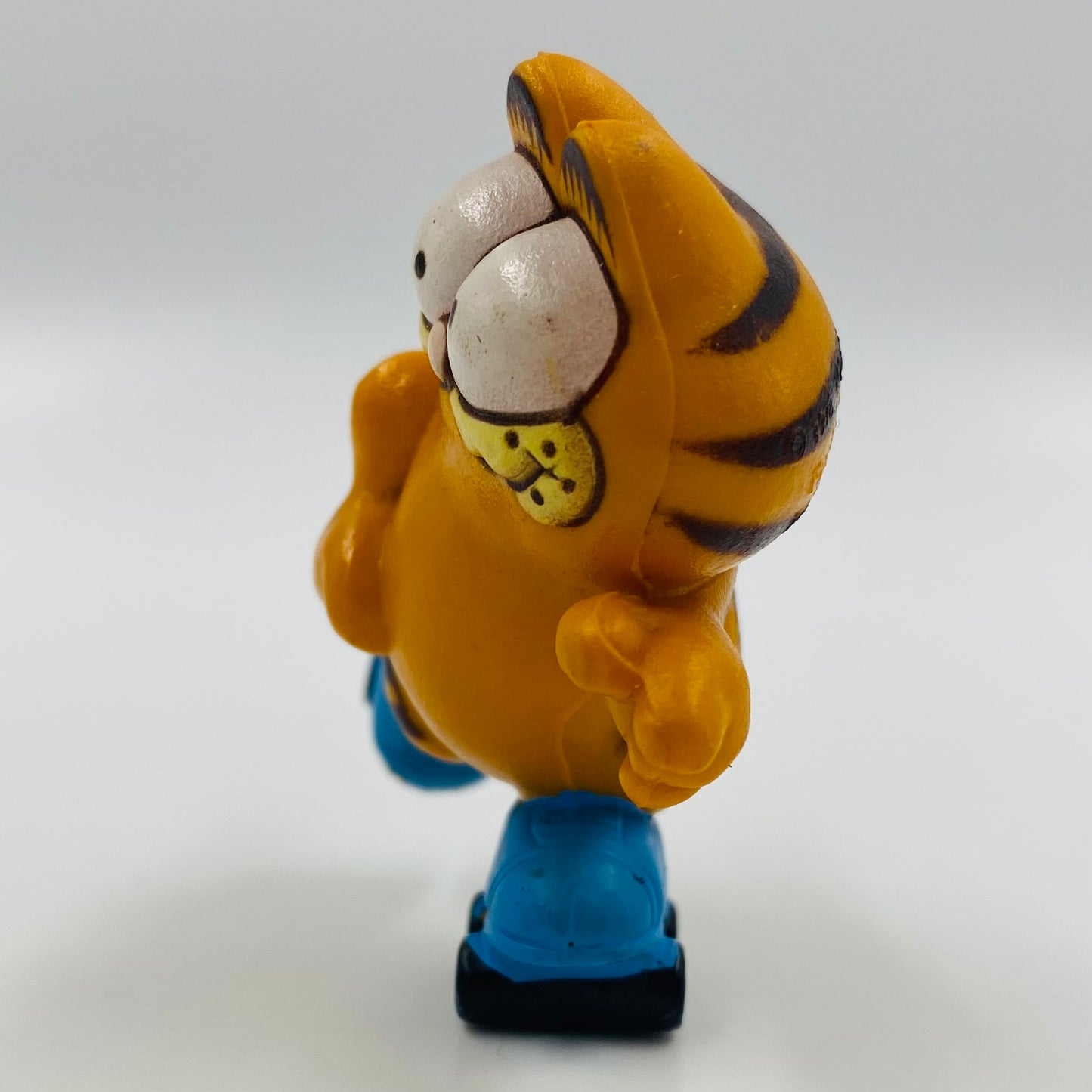 Garfield (blue roller skates) loose 2.25” PVC figurine (1980’s) Dakin