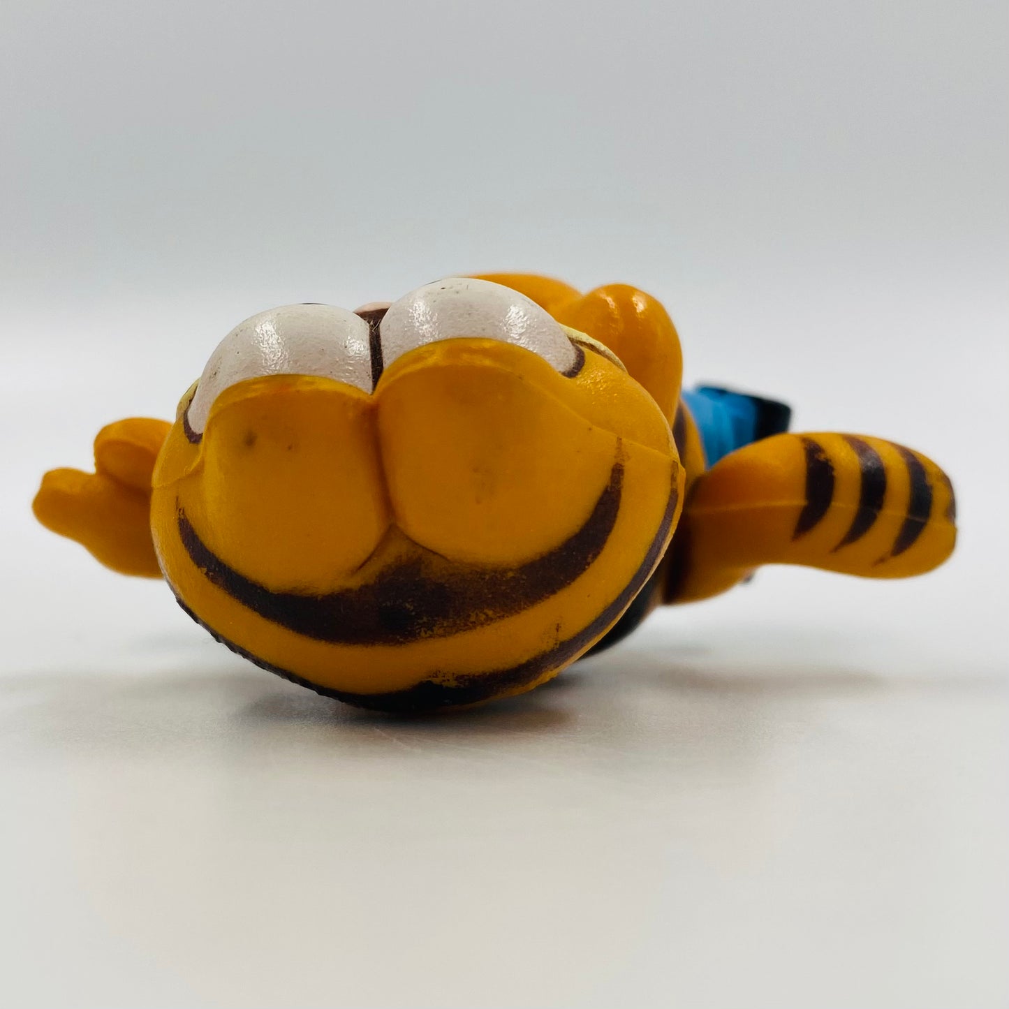 Garfield (blue roller skates) loose 2.25” PVC figurine (1980’s) Dakin