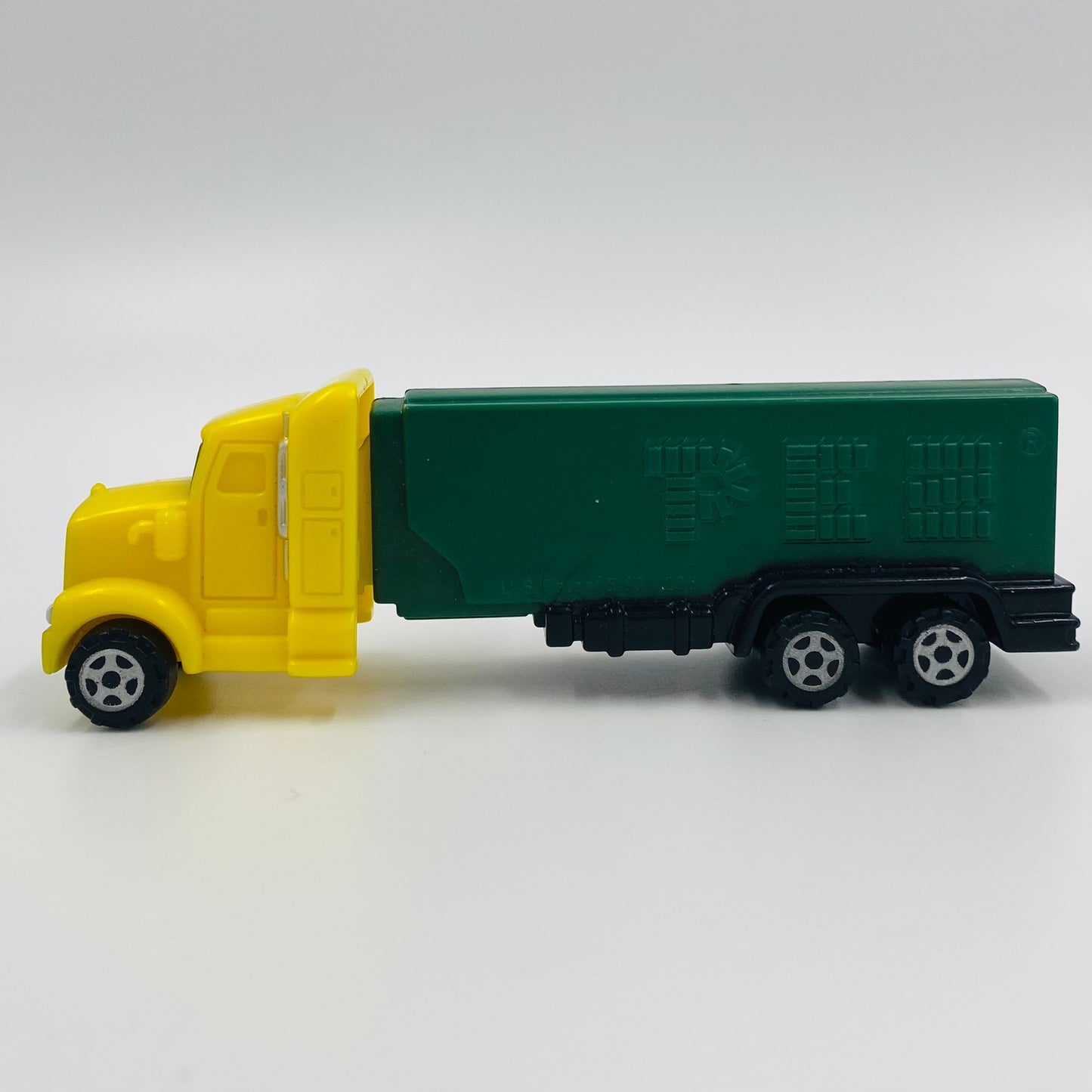 PEZ Trucks Series E yellow cab/green trailer PEZ dispenser (2004) loose 5.9 China