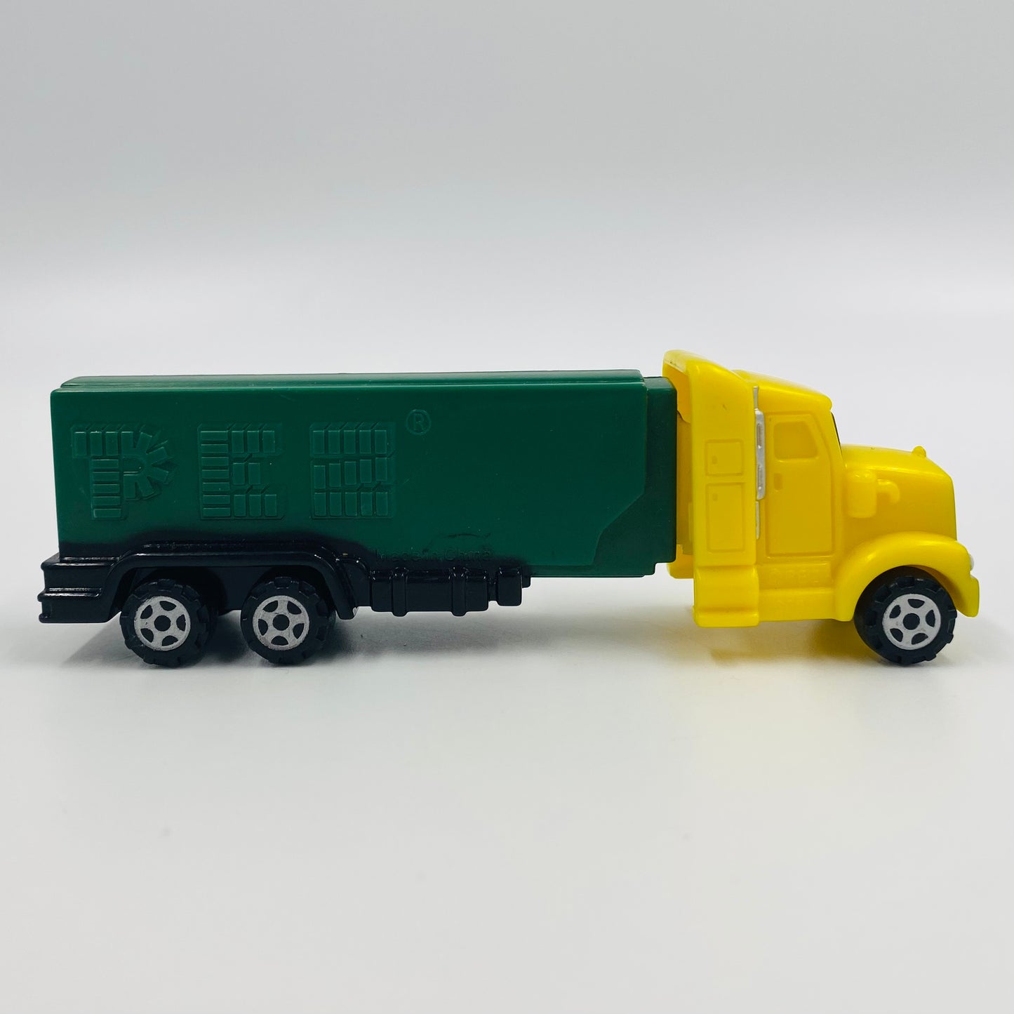 PEZ Trucks Series E yellow cab/green trailer PEZ dispenser (2004) loose 5.9 China