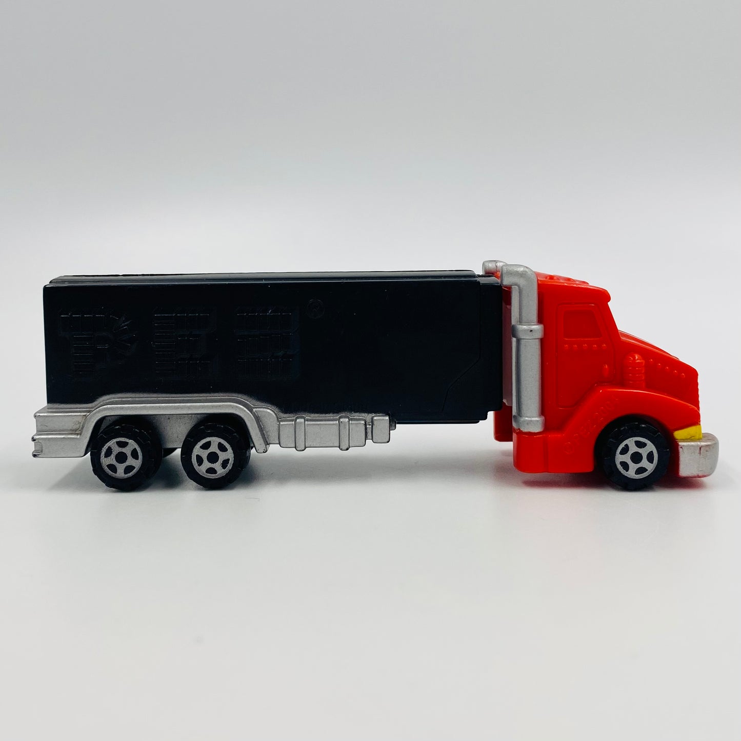 PEZ Trucks Series E red cab/black trailer PEZ dispenser (2004) loose 5.9 China