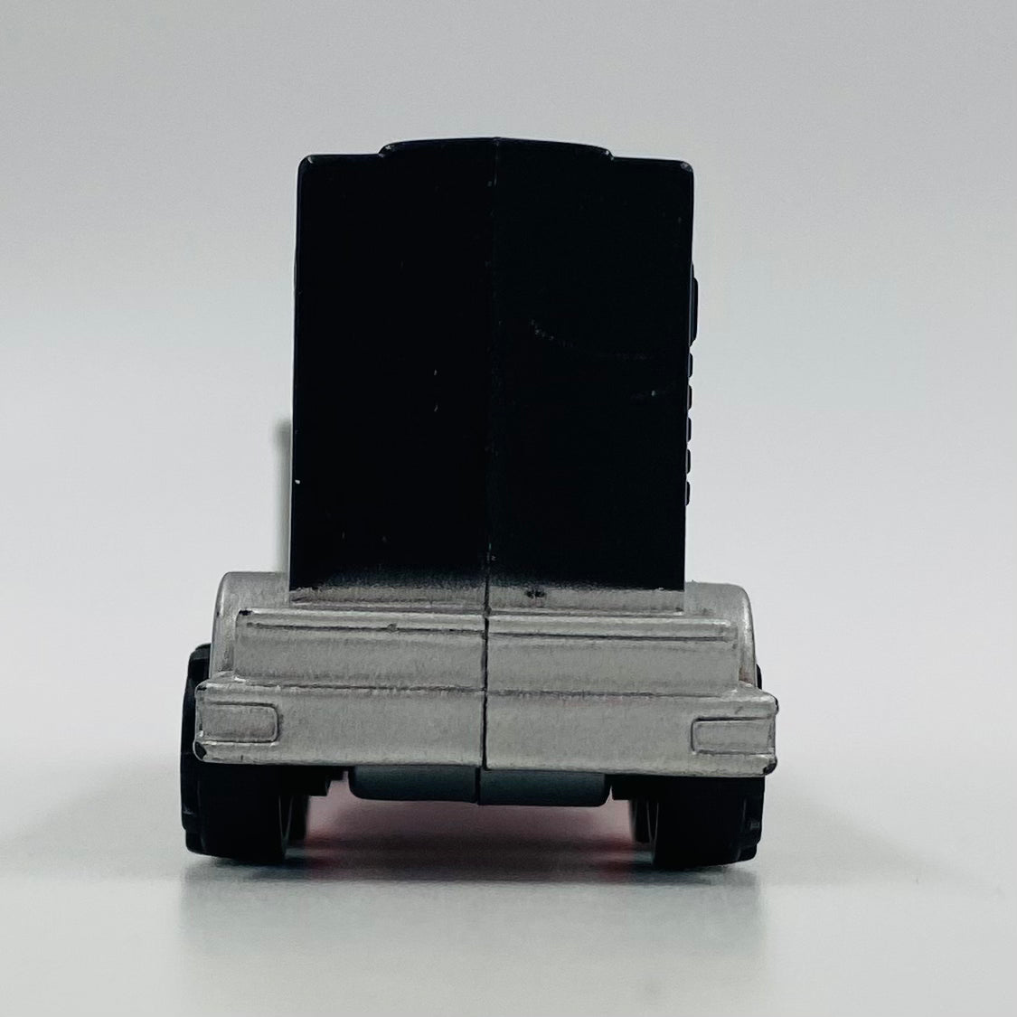 PEZ Trucks Series E red cab/black trailer PEZ dispenser (2004) loose 5.9 China