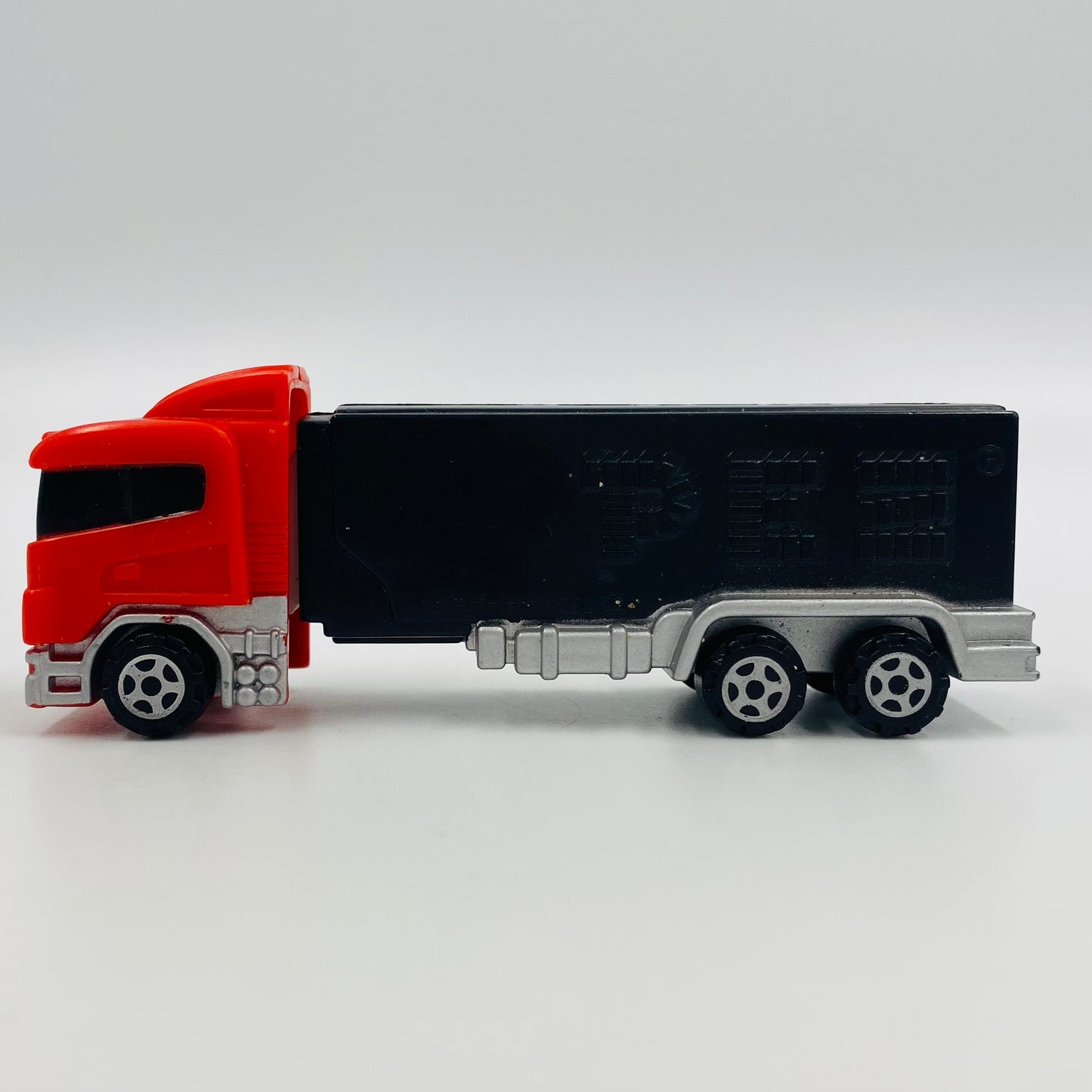 PEZ Trucks Series E red cab/black trailer PEZ dispenser (2004) loose 5.9 China