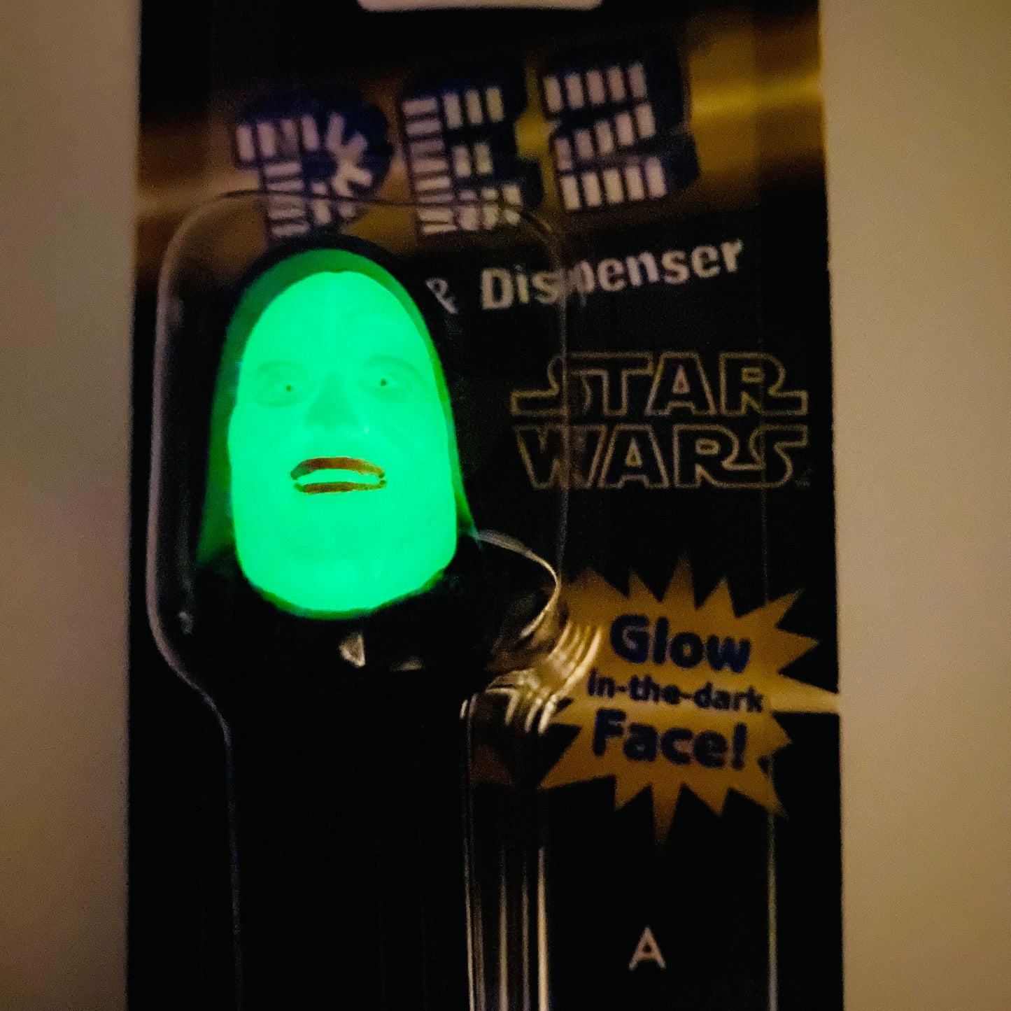 Star Wars Emperor Palpatine Glow in-the-dark Face PEZ dispenser (2005) carded 5.9 China