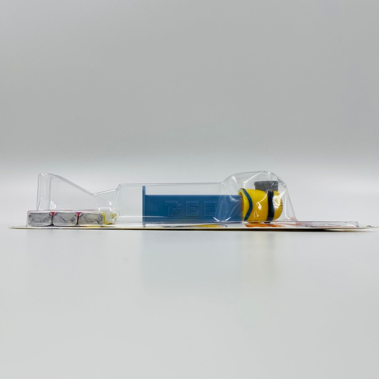 Despicable Me Minion Stuart PEZ dispenser (2015) carded 5.9 China