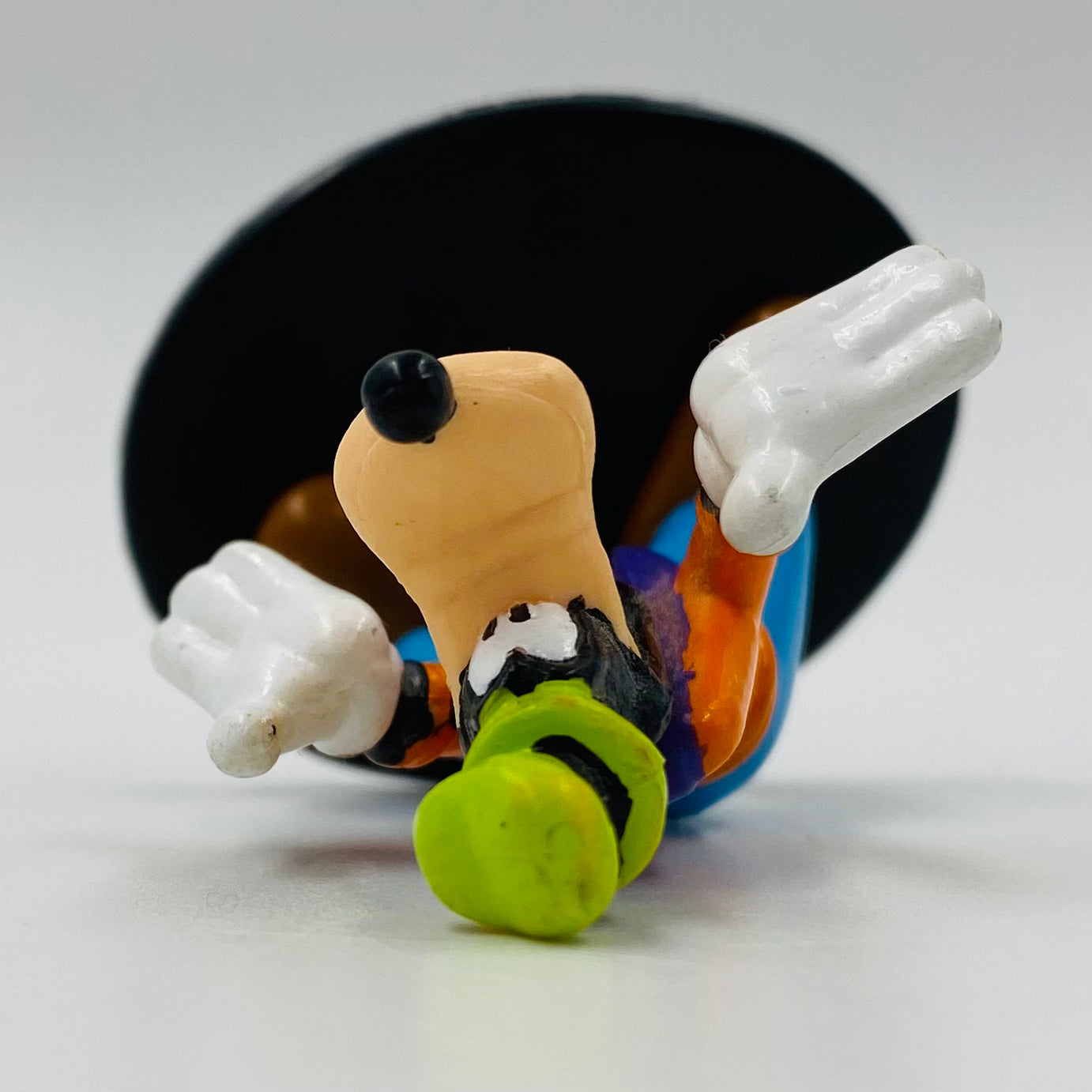 Disney Goofy (shrug) 2.75“ figurine Applause