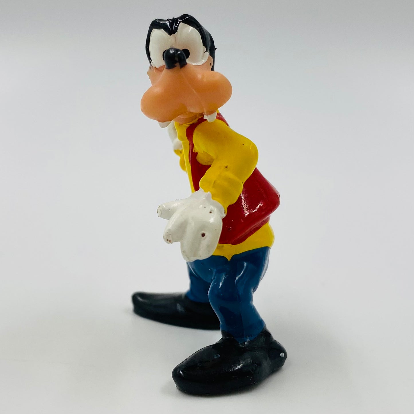 Disney Goofy (red vest) 2.25“ figurine